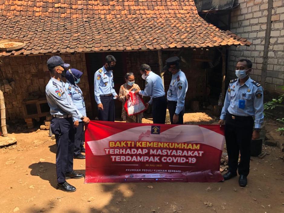 Warga Tuban Senang Mendapat Bantuan Sosial dari Lapas Tuban