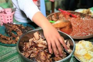 Rasakan Sensasi Pedas Sego Sambel Mak Yeye Saat Liburan di Surabaya